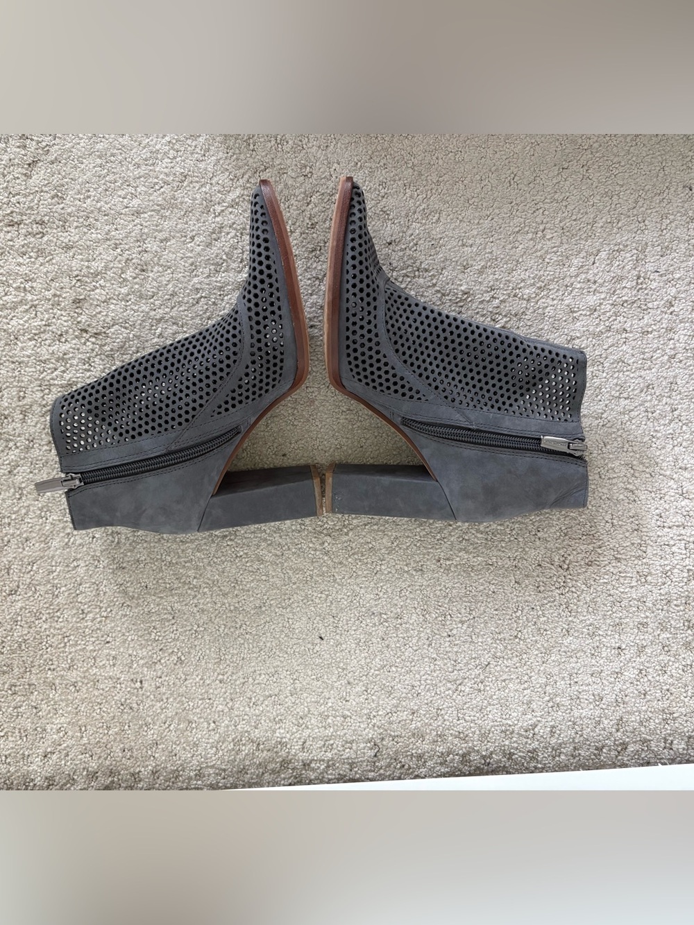 Vince Camuto Levesna Leather Booties 6 - Picture 5 of 9